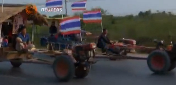 بالفيديو.. رئيسة وزراء تايلاند تحتوى مظاهرات الجرارات الزراعية