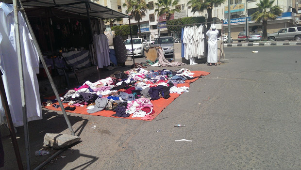 في الطائف.. سعوديات يعملن في بيع الألبسة تحت أشعة الشمس الحارقة