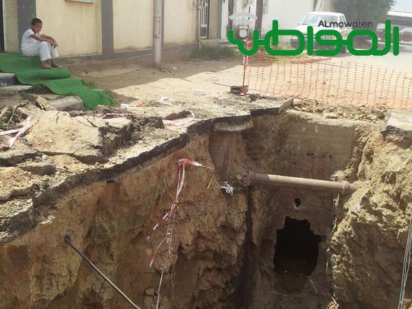 بالصور.. “المواطن” ترصد حفريات تهدد سلامة عابري “موظفين” أبها