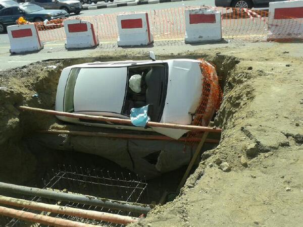 حفرة تبتلع سيارةً على طريق خميس مشيط – أبها