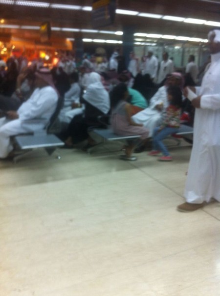 بالصور: تكدس مسافري 6 رحلات لليوم الثاني على التوالي بمطار أبها