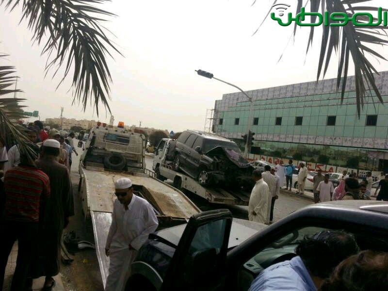 بالصور..قطع الإشارة يتسبب في حادث مروري بعزيزية الرياض