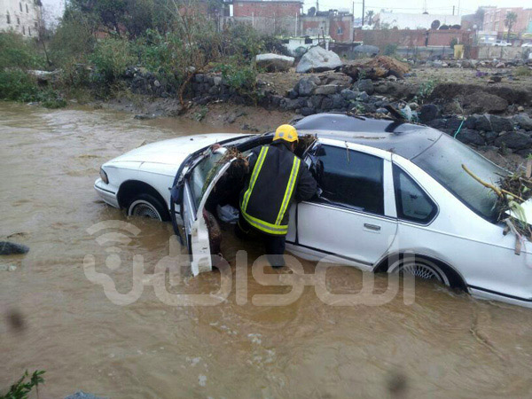 بالصور.. السيول تحتجز عائلة بالمخواة ومواطن ببلجرشي