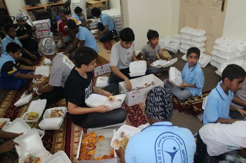 متطوعو شباب مكة يوزعون 144 ألف وجبة بالمسجد الحرام