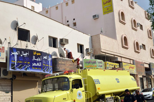 عقب سيجارة يتسبب في حريق بعمارة سكنية بالطائف