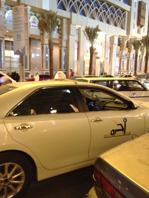 سائقو سيارات الأجرة بمكة لـ”المواطن”: نطالب بتخصيص مواقف