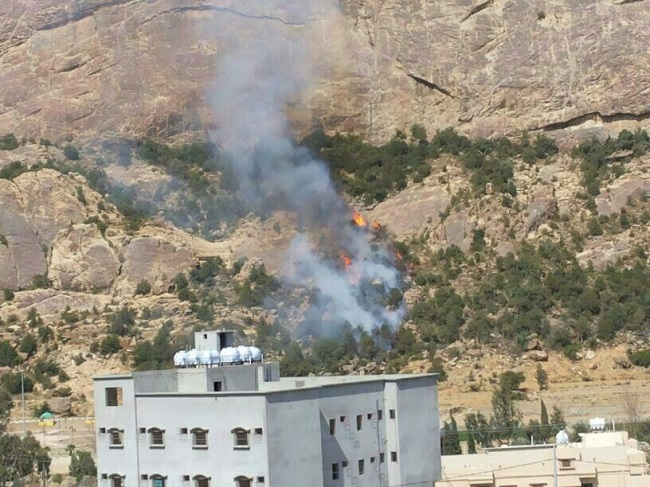 بالصور.. مدني تنومة يباشر إخماد حريق بجبال منعاء