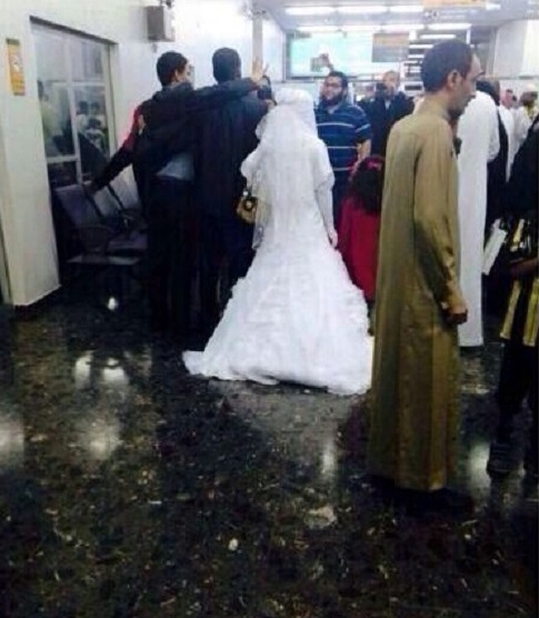تداول صورة لعروس تأخرت عن زفافها بسبب أمطار عرعر