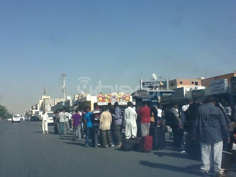 بالصور .. أثيوبيون في انتظار الترحيل قرب سوق حجاب بـ”نسيم الرياض”