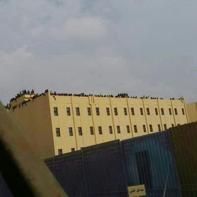 بالصورة.. أثيوبيون يتجمعون فوق سطح مركز إيوائهم بجامعة نورة