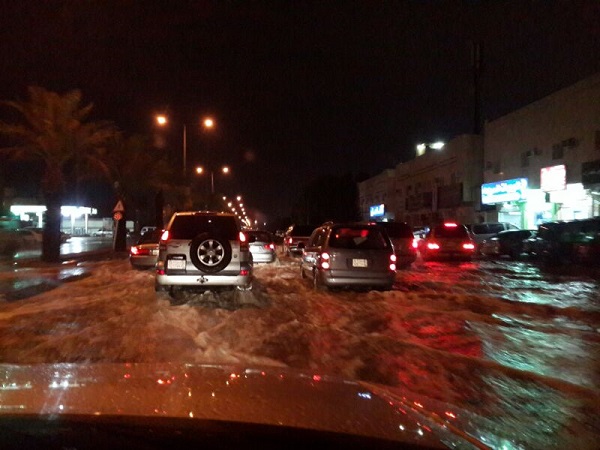 بالصور .. غرق شوارع شرق الرياض ومواطنون يعكسون السير