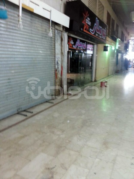 بالصور.. وزارة العمل تغلق محلات في أسواق طيبة بالرياض