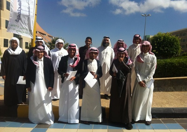 طلاب ثانوية الفيصل بخميس مشيط يزورون جامعة الملك خالد