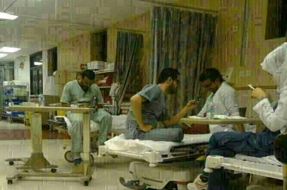 بالصورة.. “الجوال” يلهي الممرضين والممرضات عن المرضى