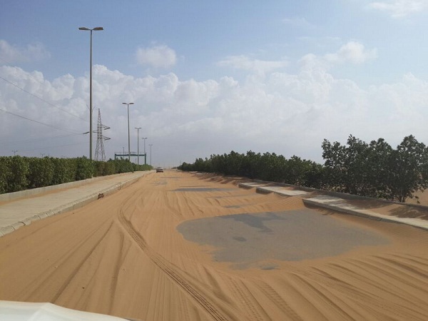 بلدية البرك تكلف عمال النظافة بإزالة الرمال من الشوارع دون معدات