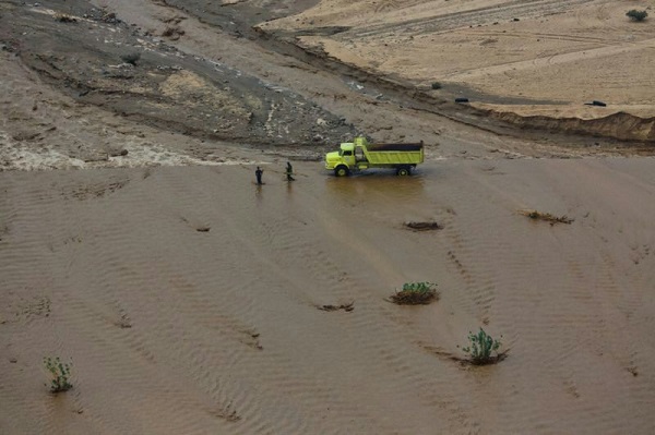 مدني مكة ينقذ 12 معلمة و3 أشخاص احتجزتهم سيول وادي البيضاء