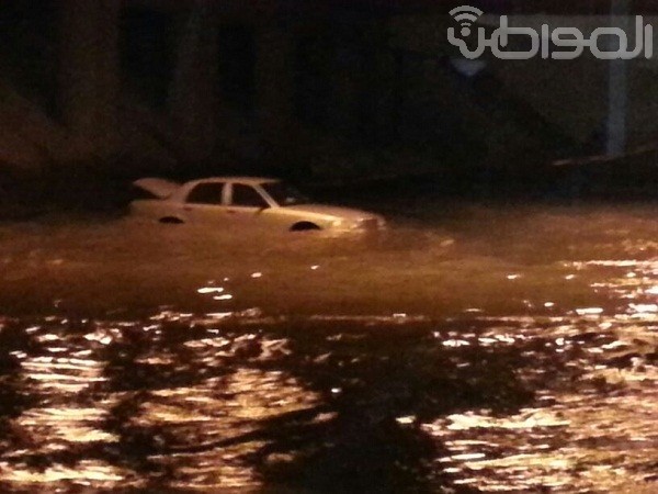 بالصور.. شلل مروري بـ”سلي الرياض” بسبب الأمطار