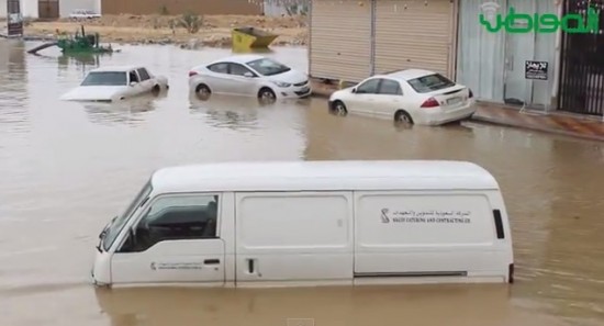 شاهد بالفيديو ..”أمطار الرياض” تكشف فساد مشاريع تصريف المياه