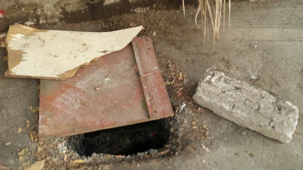 بالصور.. فتحات الصرف الصحي المكشوفة تهدد حياة سكان جدة