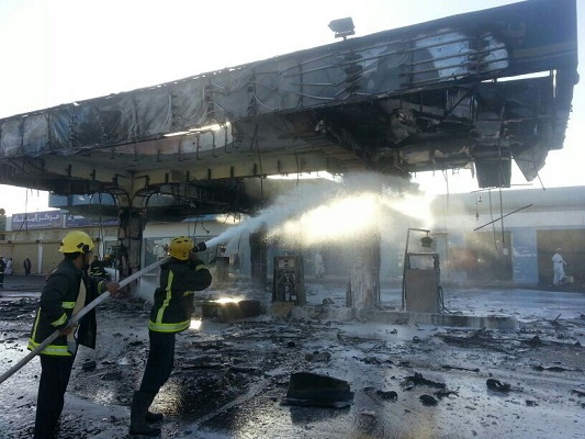 بالفيديو والصور.. السيطرة على حريق اندلع بمضخات محطة وقود في بيشة