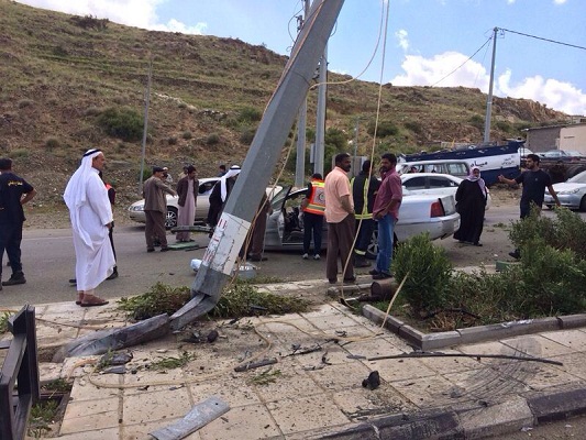 “كابريس” مسرعة تنحرف وتلتحم بعمود إنارة في “بني سار”