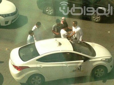 بالفيديو والصور.. شخصان يعتديان بالضرب على سائق تاكسي بضباب الرياض