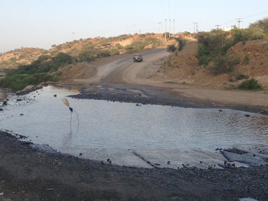 سالكو طريق العزين بـ”هروب جازان” يستنجدون من عبارة الموت