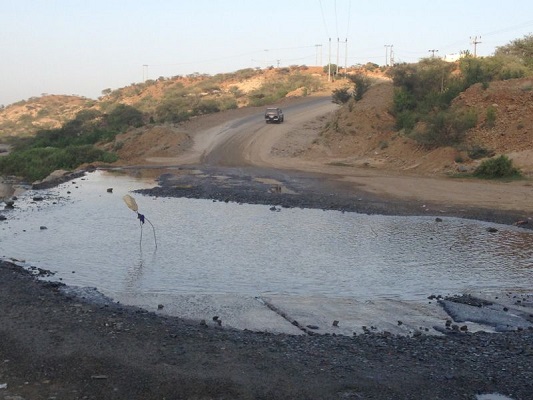 سالكو طريق العزين بـ”هروب جازان” يستنجدون من عبارة الموت