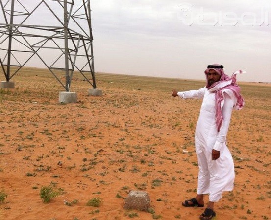 بالصور.. مواطن يشتكي استيلاء “الكهرباء” على أرضه