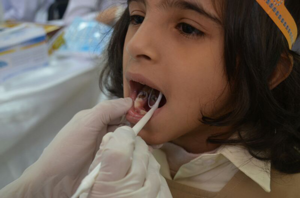35 طالبة من جامعة الملك خالد يوعين بصحة الفم والأسنان