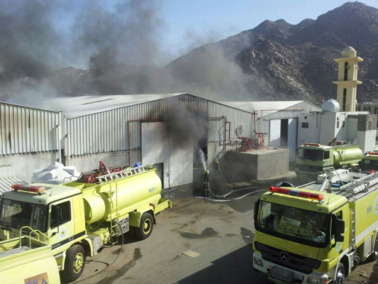 (11) فرقة من مدني مكة لمباشرة حريق مستودعين أمام مستشفى النور