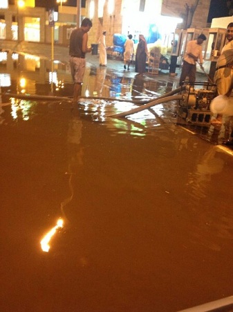 بالصور.. مياه الأمطار تغرق دوار مسجد ميقات قرن