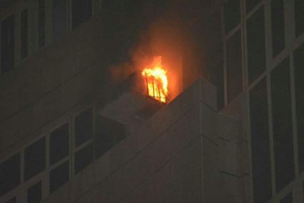 (7) فرق بمدني مكة تحاصر حريق فندق المسفلة وتخلي (250) نزيلاً