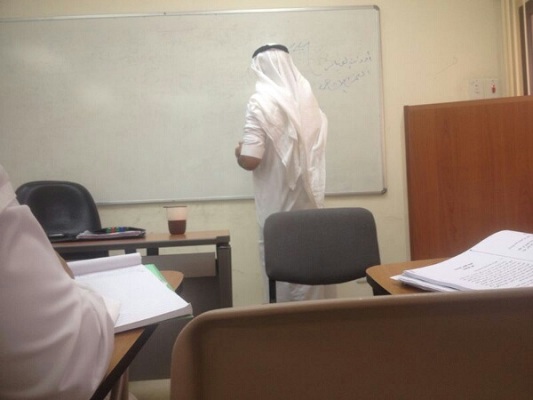 بالصور.. محاضرة ساخنة بعد تعطل التكييف بجامعة الملك عبدالعزيز