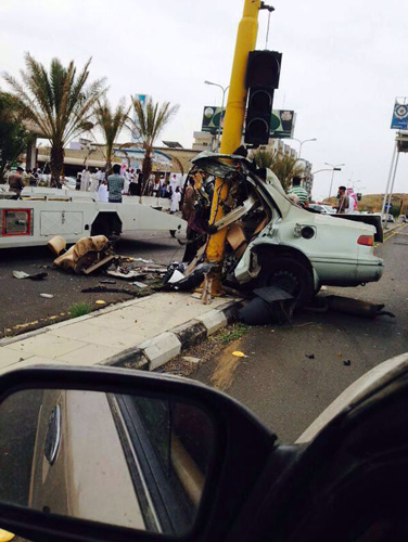 بالصور ..​مصرع شاب انشطرت سيارته لقسمين في الطائف