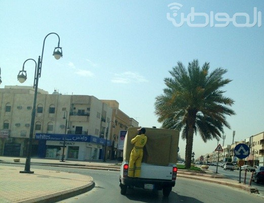 عامل أمانة الرياض يتجول بسيارة مكشوفة دون واقٍ من الشمس