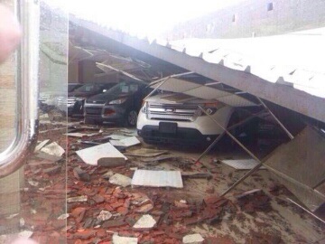 بالصور.. مدني الباحة ينقذ 20 محتجزاً ويباشر انهيار صالة سيارات