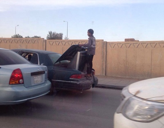 شاهد كيف عرض مواطن حياة ابنه للخطر!