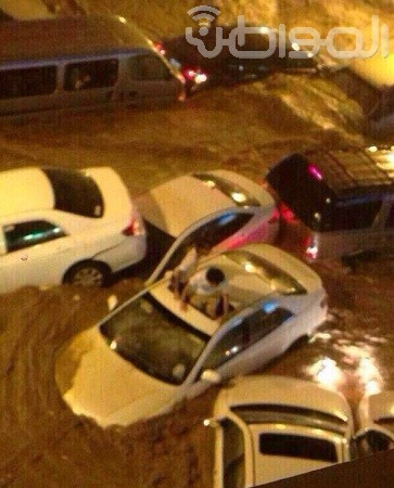بالصور.. ضواحي مكة تغرق في مياه السيول