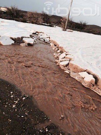 بالصور.. أرض نجران تكتسي بالثلج