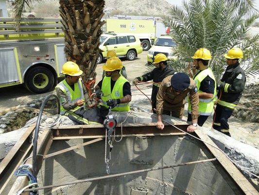 مدني الطائف ينفذ فرضية لانتشال جثمان غريق من بئر الزيمة