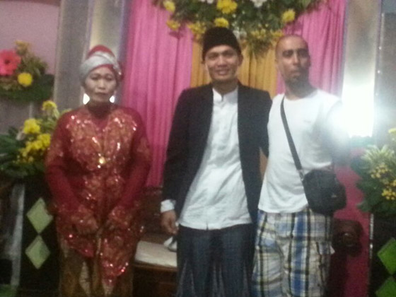عوائل سعودية تشارك عروسين إندونيسيين زواجهما بإندونيسيا