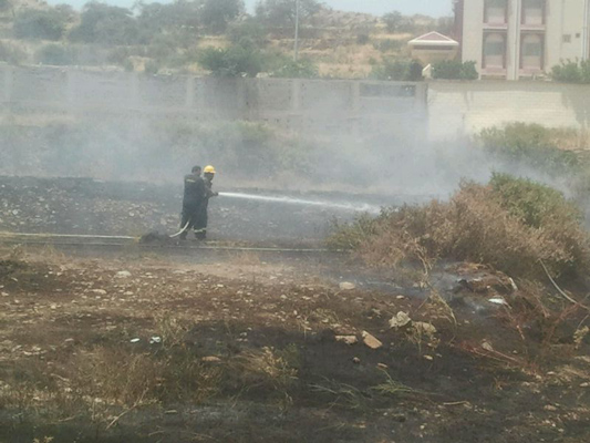 السيطرة على حريق مزرعة في قرية العويرة بالمندق
