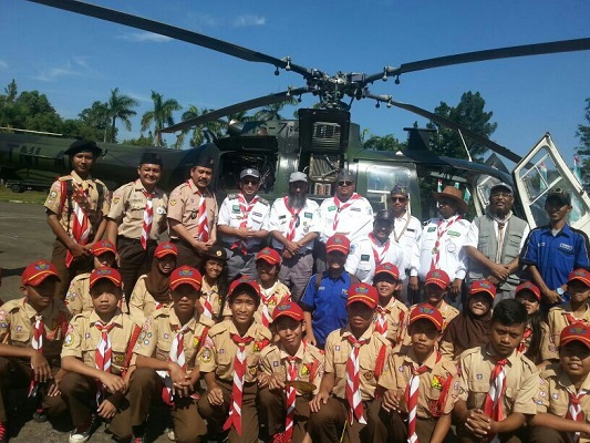 وفد كشفي من تعليم محايل في مخيم بري للقوات الإندونيسية