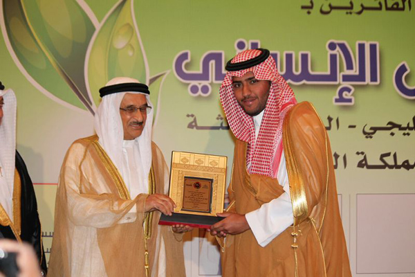رئيس الهلال الأحمر السعودي يحصد جائزة العمل الإنساني الخليجي