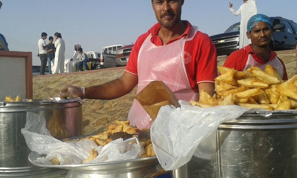 بالفيديو والصور.. شاهد سوق السمبوسة في عسير