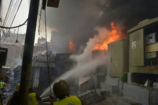 9 فرق إطفاء تباشر حريقاً في محطة كهرباء بجبل الشراشف