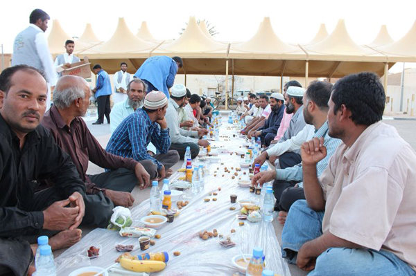 بالصور.. “خيرية جلاجل” تُفطر 800 صائم يومياً
