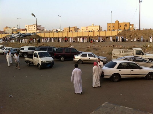 بالصور.. تدافع على المياه المحلاة بـ”الخميس”