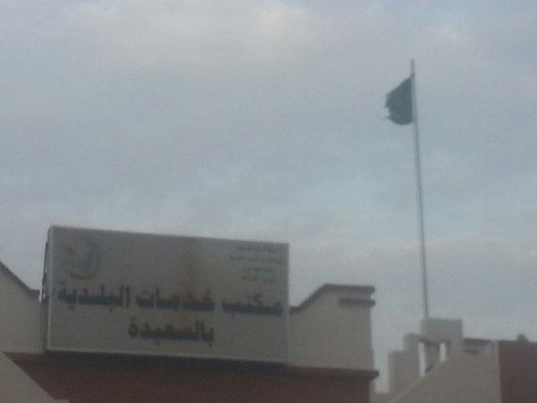 دائرتان حكوميتان بالسعيدة تتجاهلان تجديد العلم الوطني